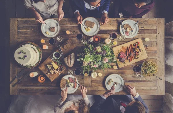 Menyasszony és a vőlegény barátaival étkezés — Stock Fotó