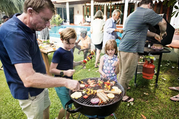 Familia teniendo fiesta barbacoa —  Fotos de Stock