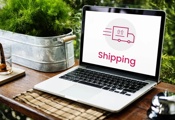 ahşap masa üstünde açılan laptop 