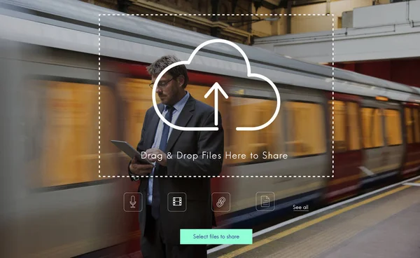 Affärsman med digital tablett i tunnelbanan, — Stockfoto