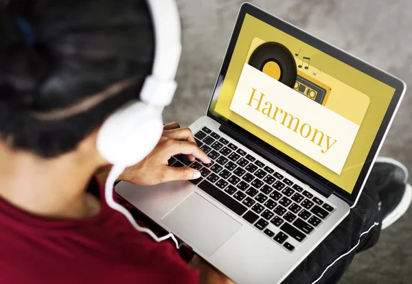 dizüstü bilgisayarda klavyede yazan adam