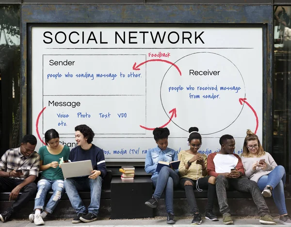 Multi-etnisch studenten zitten samen — Stockfoto