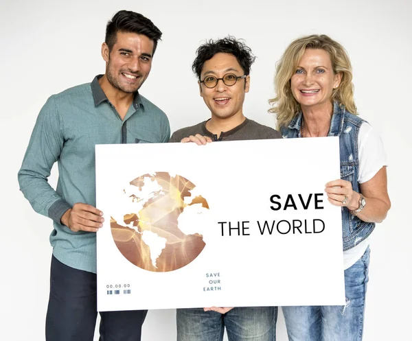 Människor höll affischera med rädda världen — Stockfoto