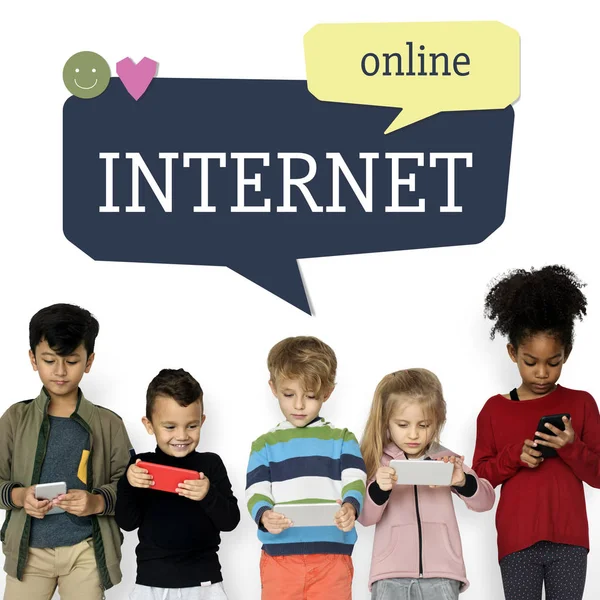 Kleine Kinder nutzen digitale Geräte — Stockfoto