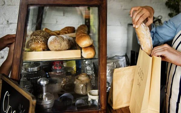 Άνθρωπος Χέρι Picking Ψημένο Ψωμί Αρχικό Photoset — Φωτογραφία Αρχείου