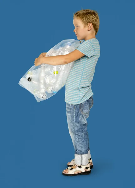 Menino segurando saco com garrafas de plástico — Fotografia de Stock