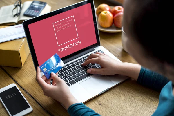 Person mit Laptop am Tisch — Stockfoto