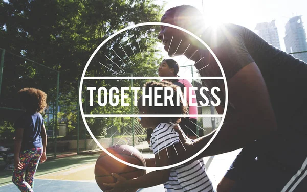 Afrika basketbol oynarken aile