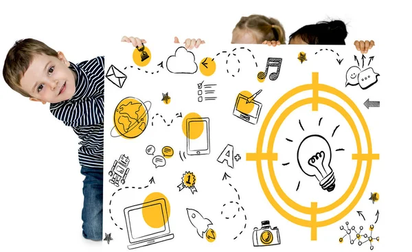 Çocuk afişini saklanıyor