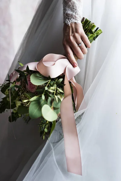 Νύφη με το γαμήλιο δαχτυλίδι και μπουκέτο λουλουδιών — Φωτογραφία Αρχείου