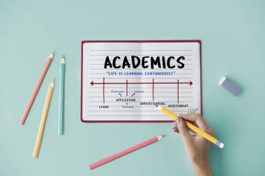 Defterde yazan kadın