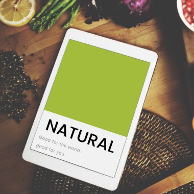  mutfak masasının üzerinde dijital tablet