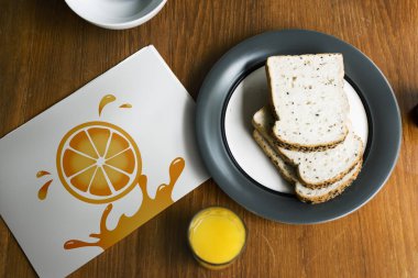 plaka üzerinde meyve suyu ve ekmek dilimleri