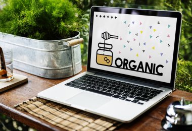 ahşap masa üstünde açılan laptop 