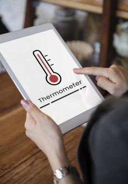  Dijital tablet üzerinde çalışan eller