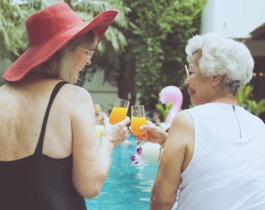 suyu içme kadın kıdemli