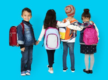 okul sırt çantaları giyen çocuk