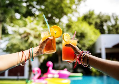 Suyu gözlük holding eller 