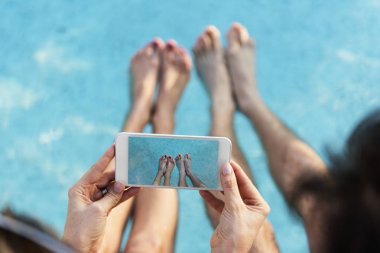 bacaklar karşı mavi su