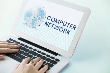 Eller dizüstü bilgisayarda çalışıyor