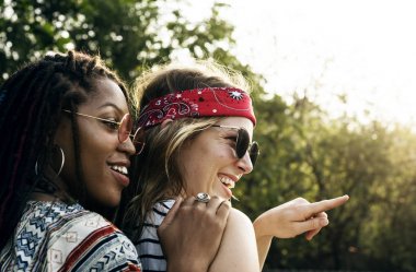  Arkadaşlar birlikte eğleniyor.