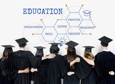 Mezuniyet kapaklar ve önlük giyen öğrenciler