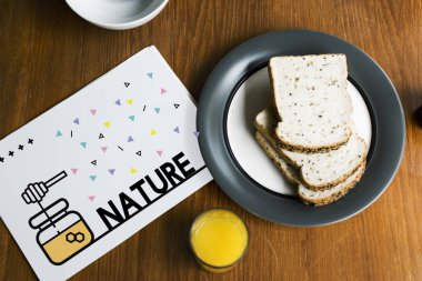 plaka üzerinde meyve suyu ve ekmek dilimleri