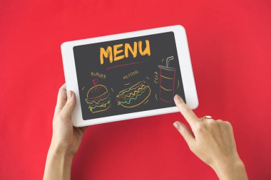 kişi holding dijital tablet