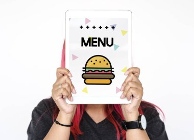 Dijital Tablet ile yüz kapsayan kadın