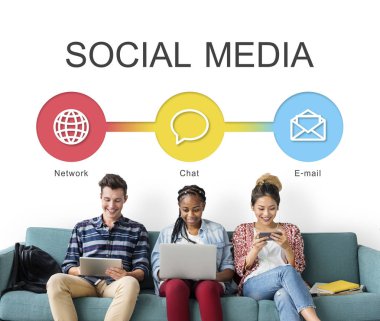 Arkadaşlar dijital cihazlar kullanarak 