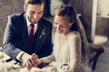 Gelin ve damat pasta kesiyor. 