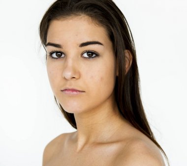  Kadın sakin yüz ifadesi ile