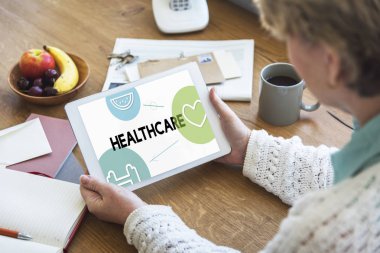 Dijital tablet tutan kadın 