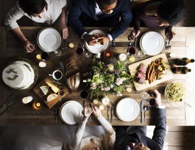 Gelin ve damat Konuklar ile kutluyor