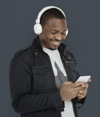 Adam müzik dinlerken kulaklık