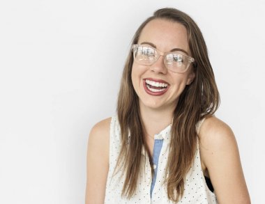 stüdyoda gülümseyen kadın