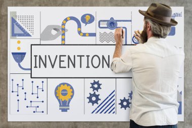 gemide yazma şapkalı adam