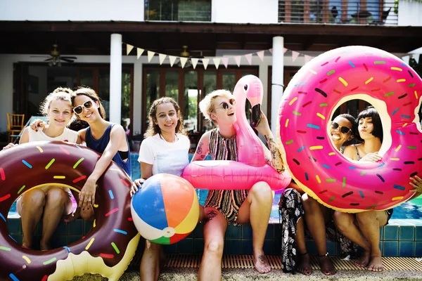 다채로운 lifebuoys와 여자 — 스톡 사진
