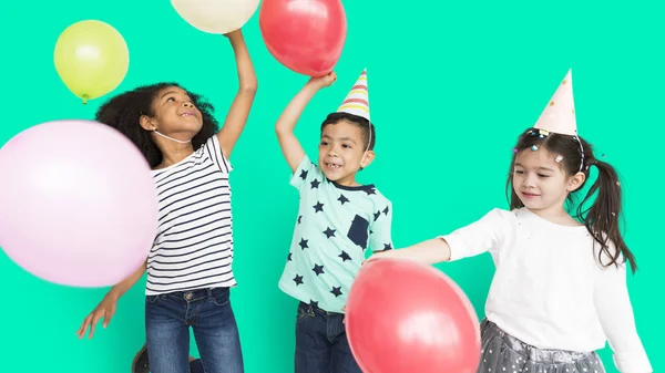 Niños jugando con globos —  Fotos de Stock