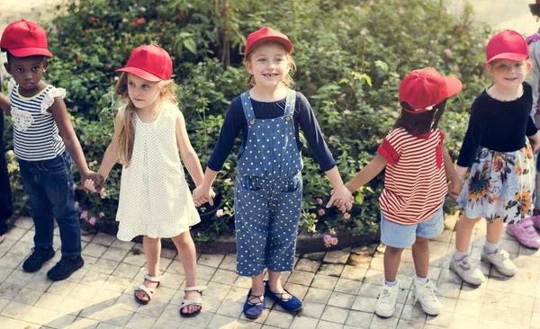 Liten studenter är på ett studiebesök — Stockfoto