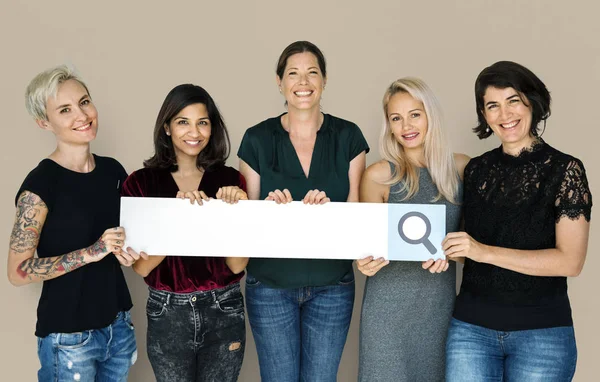 Mujeres sosteniendo barra de búsqueda — Foto de Stock