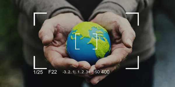 Person hält Globus in Händen. — Stockfoto