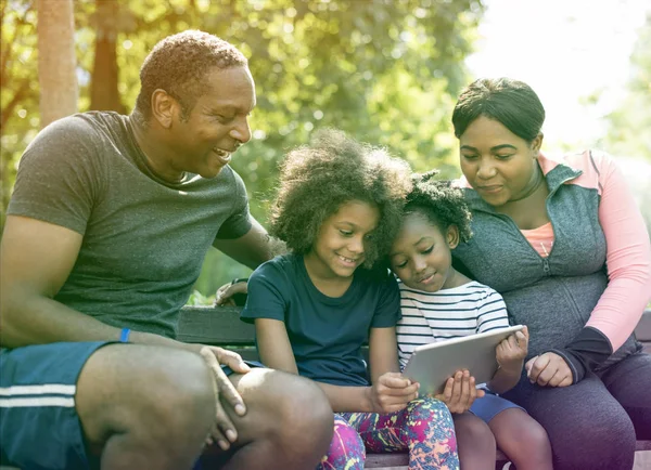 Familj som använder digital surfplatta — Stockfoto