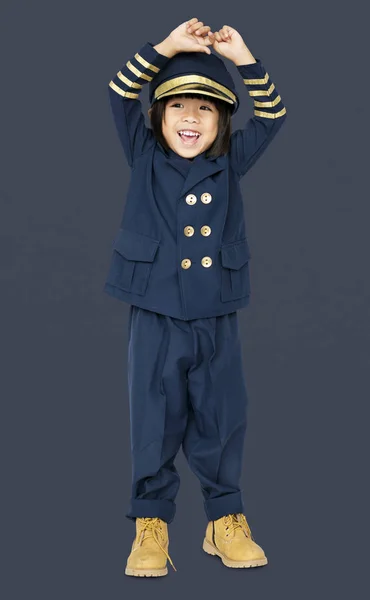Щасливий маленький хлопчик у пілотному костюмі — стокове фото