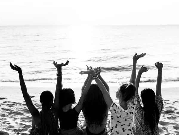 Meisjes zitten op strand — Stockfoto