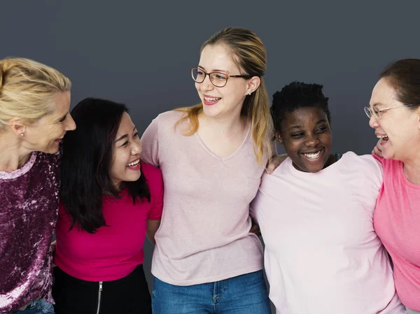 Mujeres abrazando en estudio — Foto de Stock