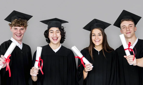 Öğrencilerin diploma holding — Stok fotoğraf