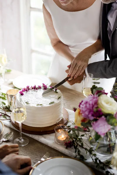 Жених и невеста режут торт — стоковое фото