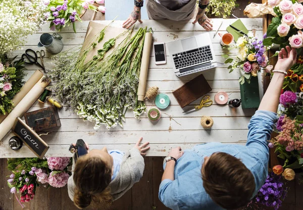 Floristas criando buquê de flores — Fotografia de Stock