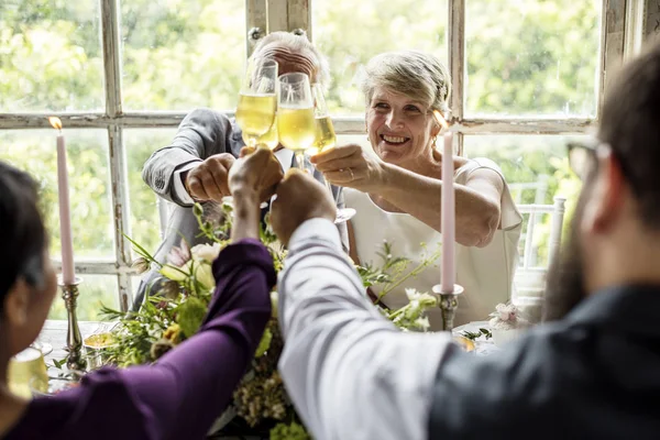 Freunde klirren bei Hochzeit mit Brille — Stockfoto